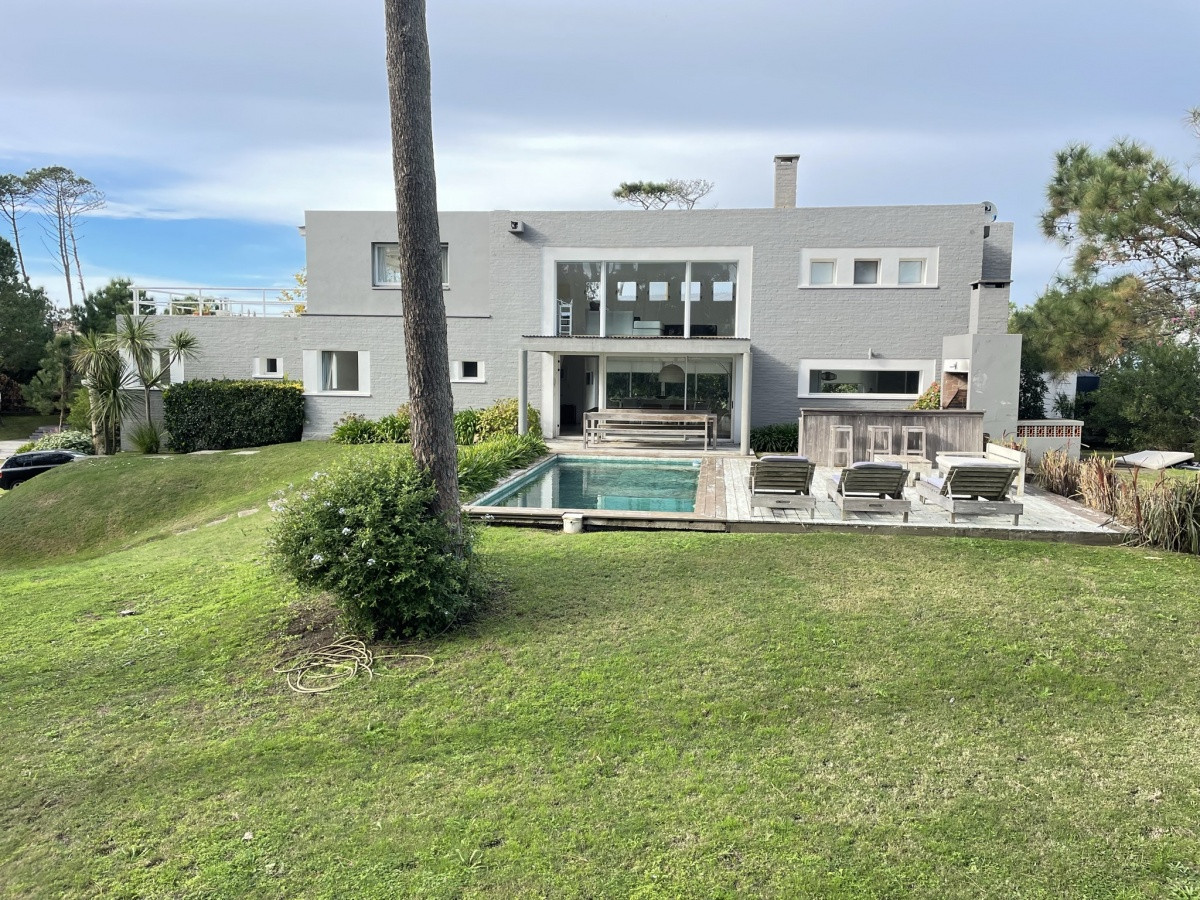 EXCELENTE PROPIEDAD EN VENTA EN LAGUNA BLANCA 5 DORMITORIOS