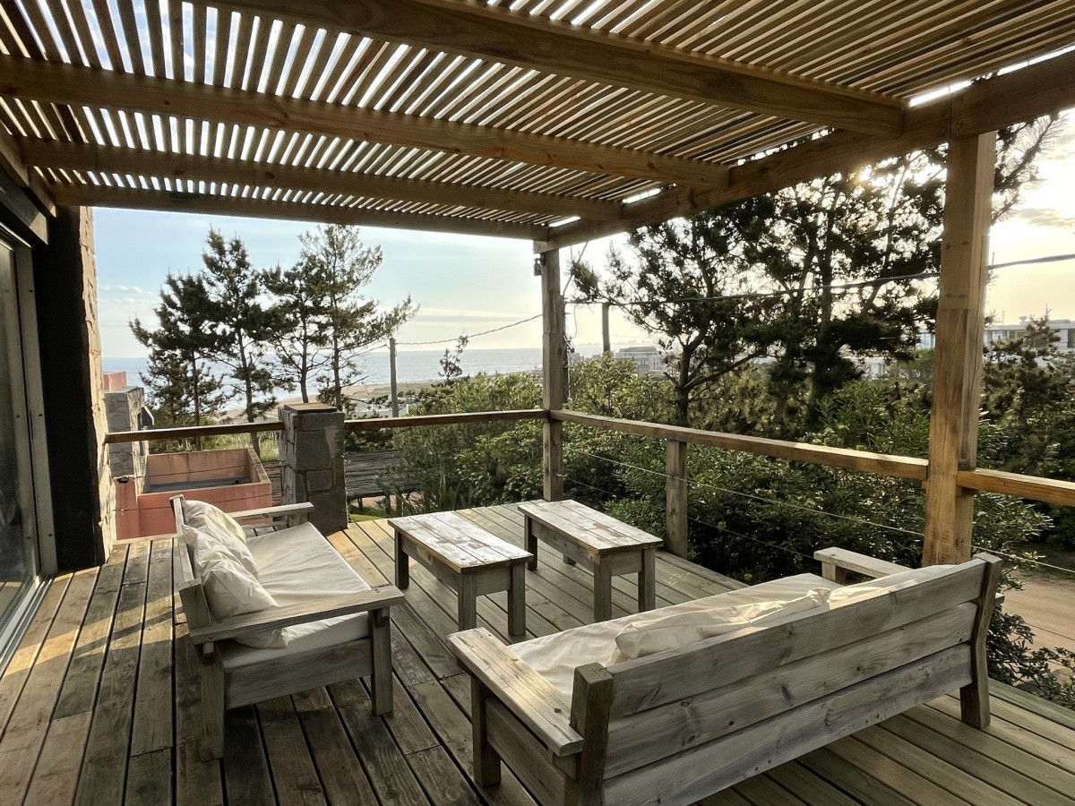 CASA CON VISTA AL MAR EN VENTA EN EL CHORRO 4 DORMITORIOS