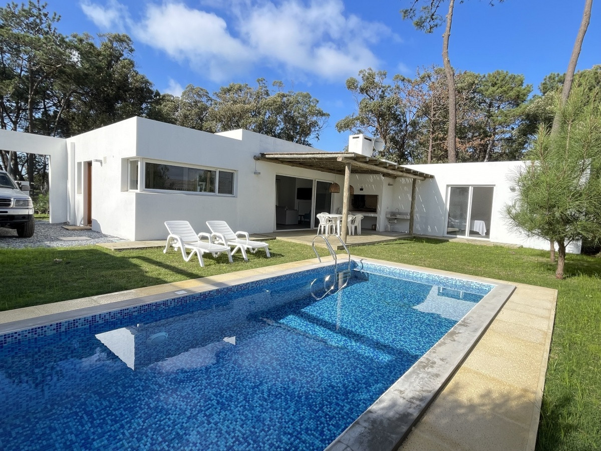 EN VENTA CASA A ESTRENAR EN LA BARRA 3 DORMITORIOS Y PISCINA