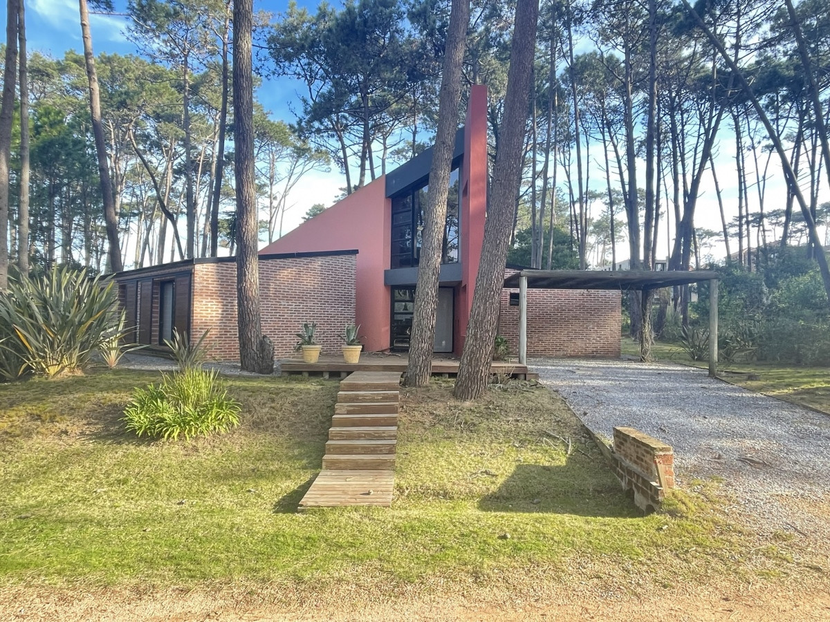 MODERNA PROPIEDAD EN VENTA EN LAGUNA BLANCA 4 DORMITORIOS