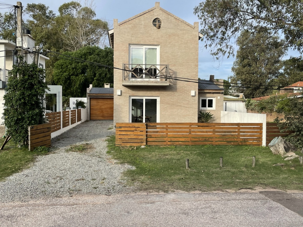 CASA EN VENTA EN EL TESORO A PASOS DE LA RUTA 10 4 DORMITORIOS
