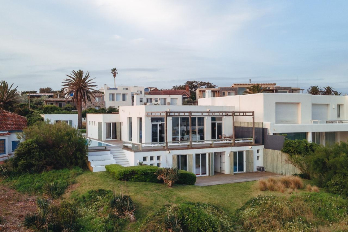 IMPRESIONANTE CASA EN ALQUILER FRENTE AL MAR EN LA BARRA