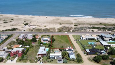 GRAN PREDIO frente a Playa Montoya