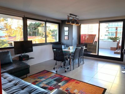 Venta, Departamento de 2 dormitorios con terraza, Playa Brava, Punta del Este