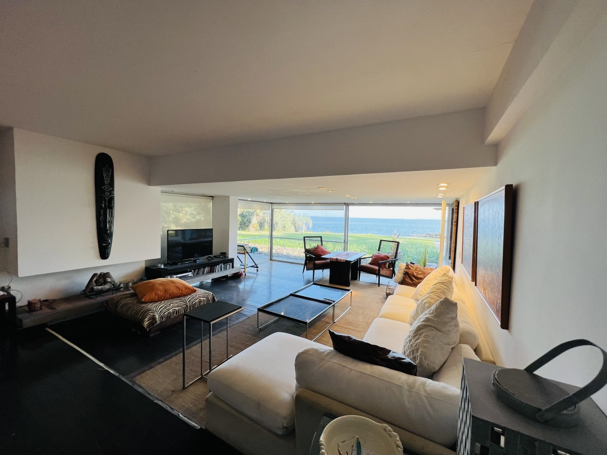 Venta de destacado apartamento en Punta Ballena, Acantilados.