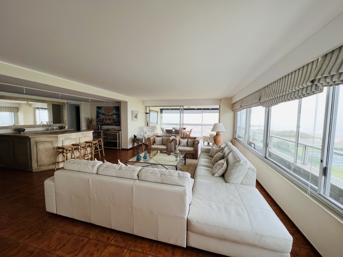 Venta hermosa Planta Primera Linea Playa Brava.