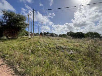 Venta de Terreno Esquinero en Barrio 4H.