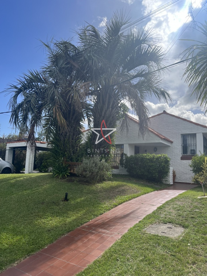 casa en alquiler  3 dormitorios más dependencia de servicio pinares punta del este - btg1812c