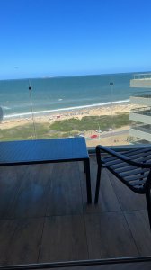 En alquiler apartamento de 2 dormitorios en suite más toilette con balcón y vista al mar Playa Brava parada 9