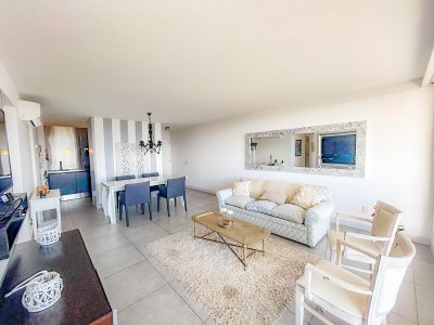 Venta de apartamento de dos dormitorios en Torre YOO Punta.