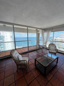 En venta apartamento y alquiler anual de 2 dormitorios con vista al mar, Punta del Este 