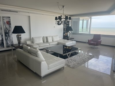 En venta unidad de 3 dormitorios en suite más dependencia de servicio playa brava 
