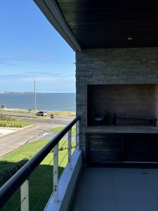 Alquiler anual apartamento de 2 dormitorios primera línea de Playa Mansa 