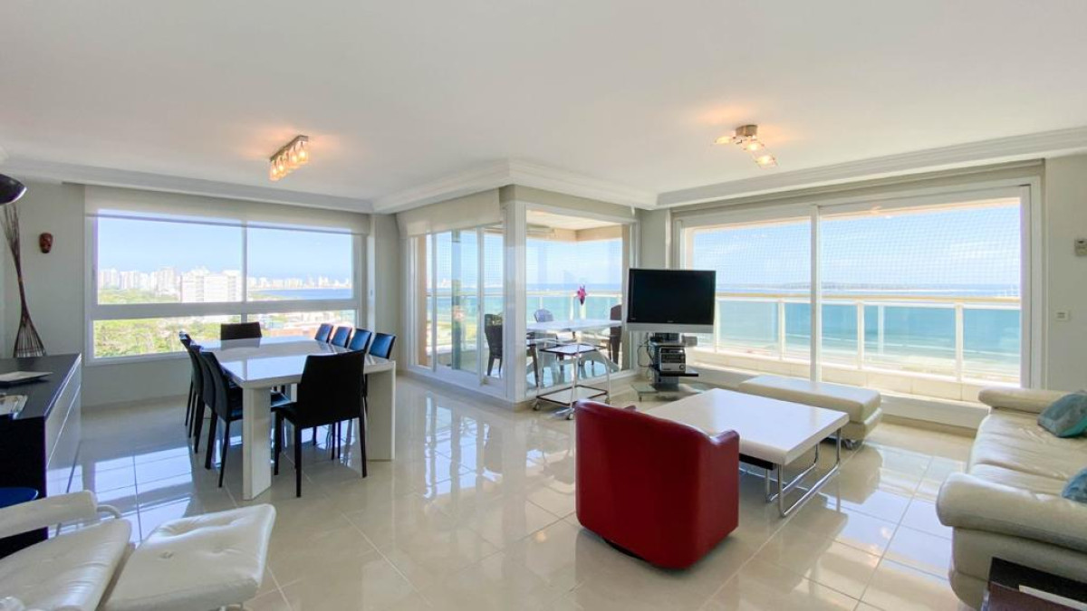 En venta y alquiler temporal apartamento de 3 dormitorios más dependencia de servicio, Playa Mansa 