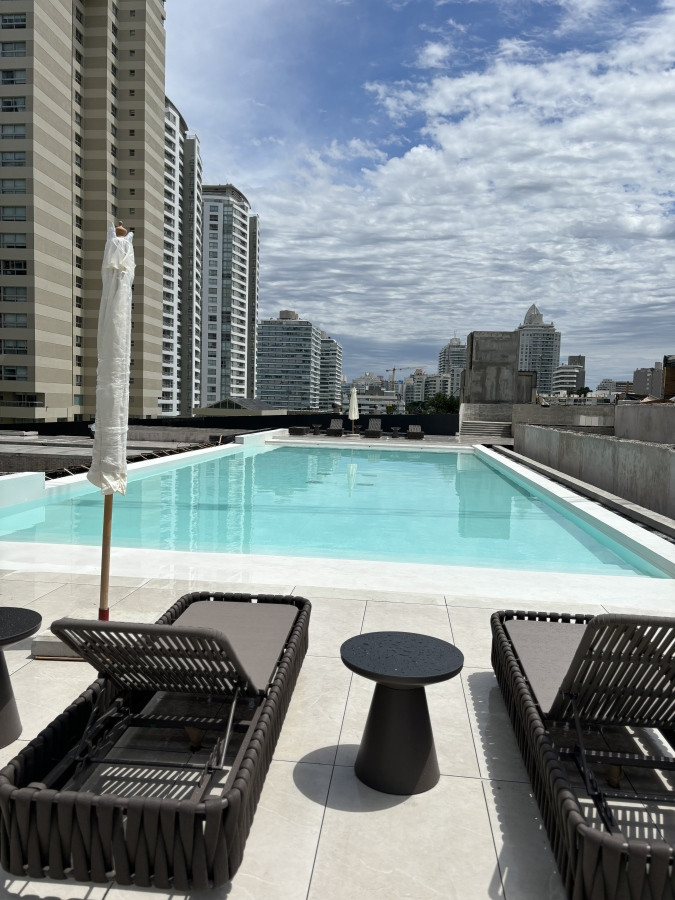 En venta y alquiler departamento en Playa Brava de 2 dormitorios en suite 