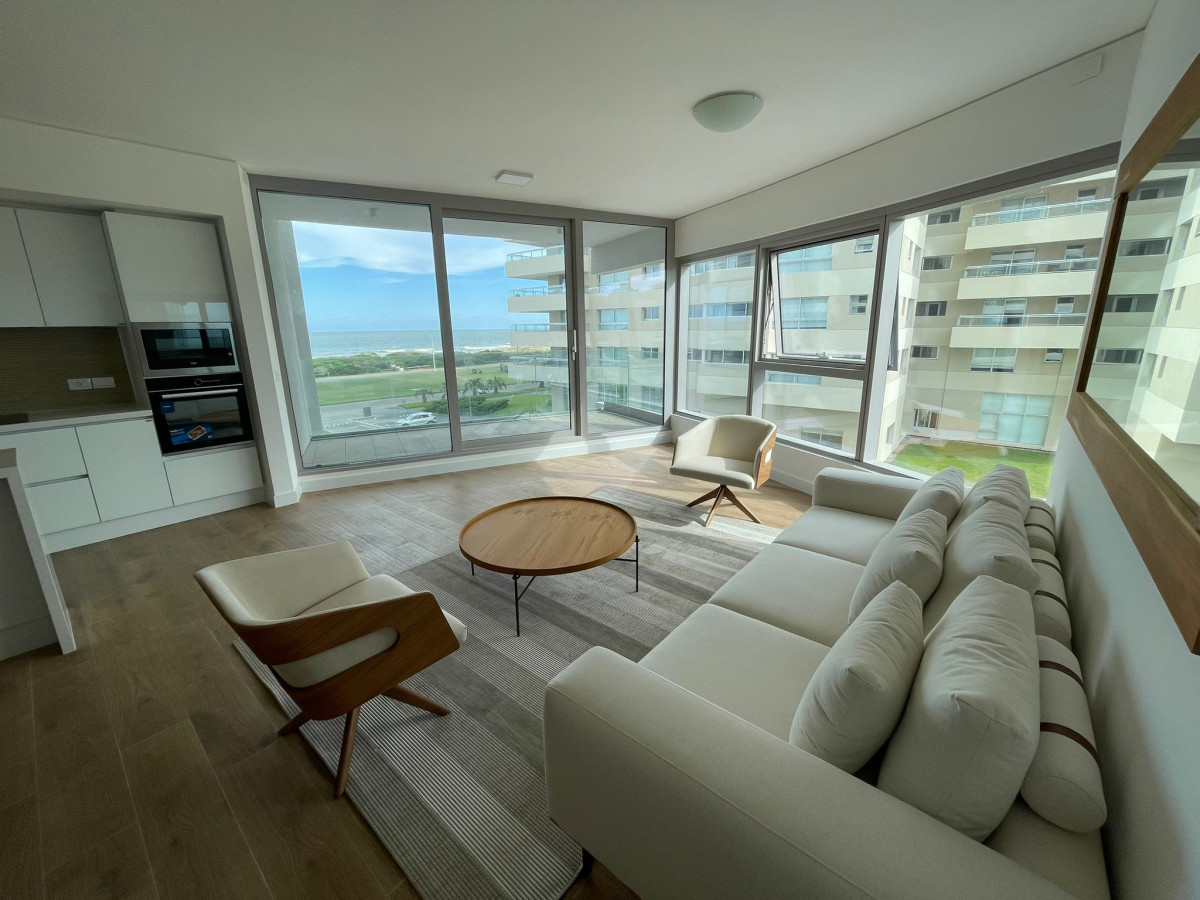 En venta y alquiler anual departamento de 2 dormitorios Punta del Este 