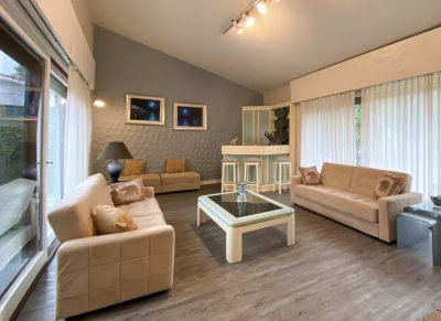 En venta y alquiler anual casa de 4 dormitorios más dependencia de servicio en Playa Mansa punta del Este 