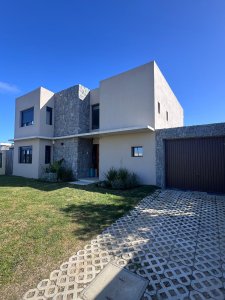 En alquiler casa de 3 dormitorios en Manantiales 