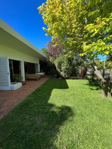 En venta y alquiler casa de 3 dormitorios mas dependencia en Punta del Este, Playa Mansa 