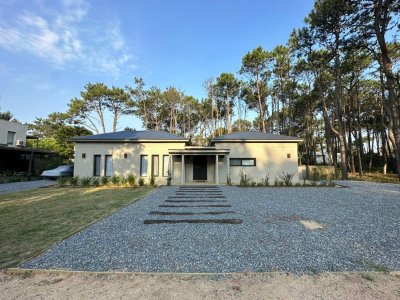 En venta excepcional casa de 3 dormitorios más dependencia de servicio en Laguna Blanca