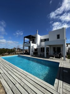 En  alquiler temporal hermosa casa en Montoya de 5 dormitorios 