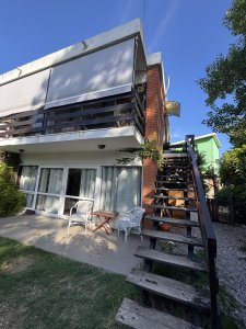 Casa de 3 dormitorios más dependencia de servicio en alquiler anual Punta del Este 