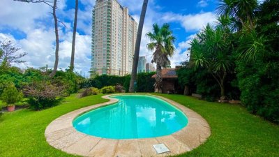En venta y alquiler casa de 4 dormitorios, Playa Mansa