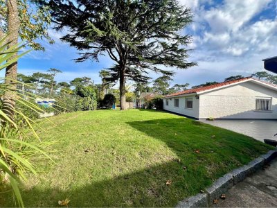 Alquiler de Casa en Pinares con 4 dormitorios, 2 baños, barbacoa con baño, 642 m2 de terreno en Punta del Este