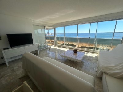 Apartamento de 3 dormitorios con vistas, en venta. Punta del Este