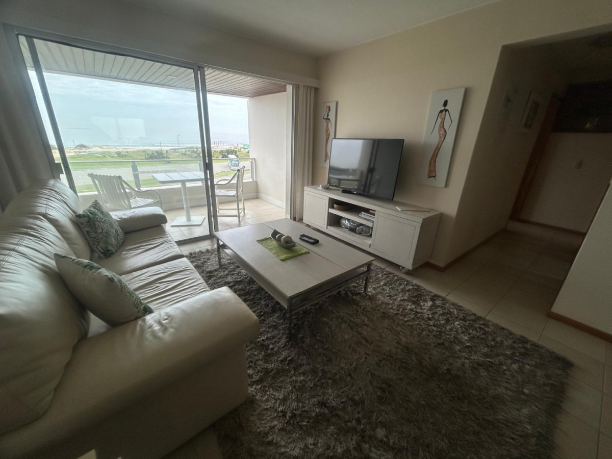 Hermoso apartamento en venta 2 dormitorios primera linea en brava 
