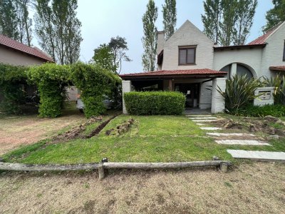 venta de casa en barrio privado dos dormitorios pinares 