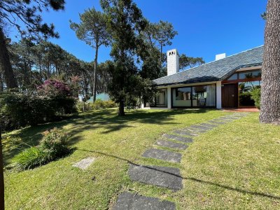 ALQUILER CASA DE 4 DORMITORIOS PUNTA DEL ESTE CON PISCINA CLIMATIZADA
