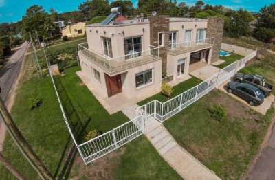 OPORTUNIDAD BAJO DE PRECIO! EXCELENTE CASA EN EL TESORO LA BARRA 4 DORMITORIOS MAS DEPENDENCIA +  1 APARTAMENTO CON 2 DORMITORIOS