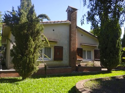 Casa tipo chalet en esquina con gran terreno - Centro de José Pedro Varela