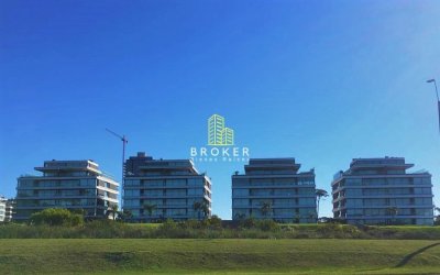 Apartamento En Venta De 3 Dormitorios En Playa Brava