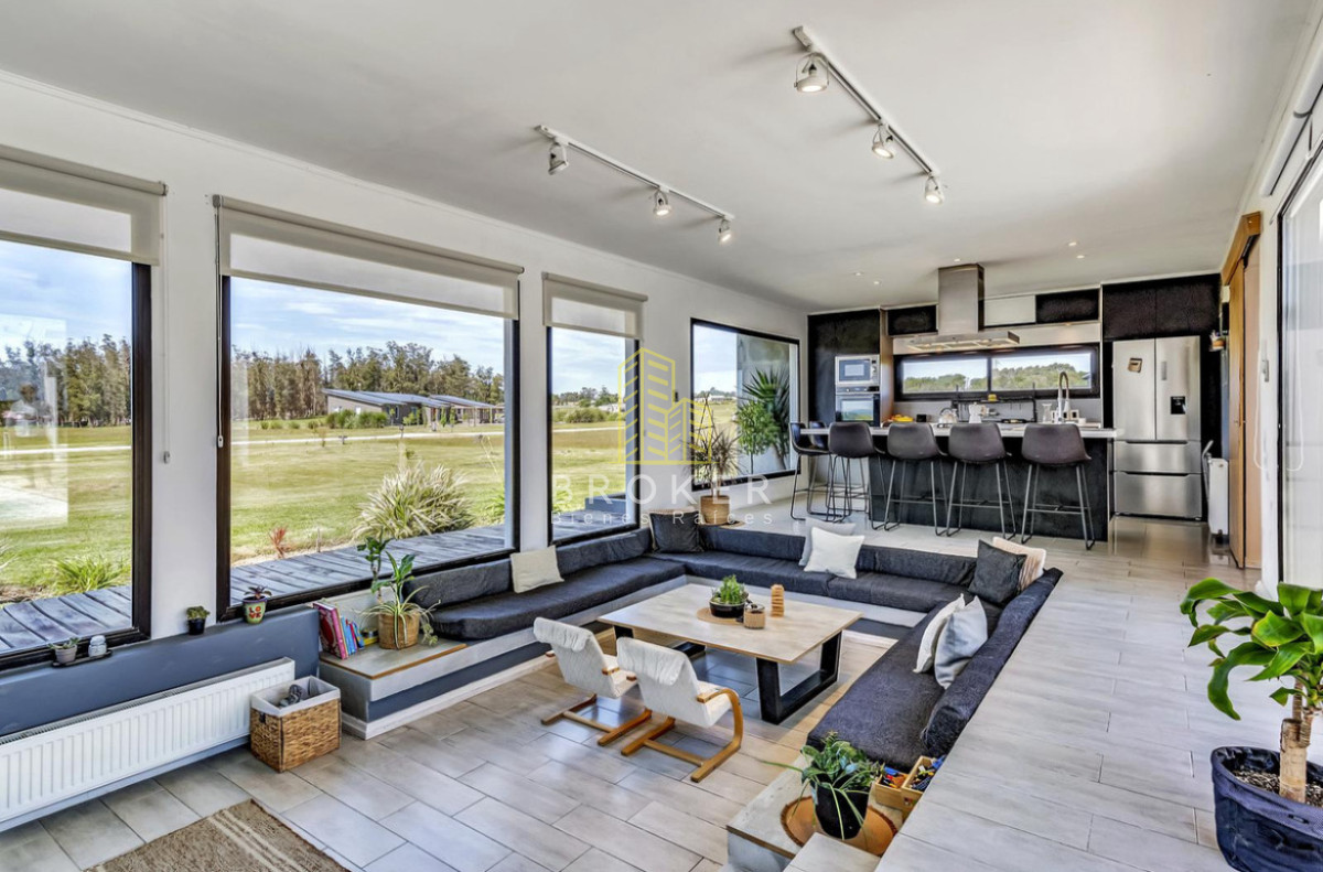 Venta de impresionante casa en El Quijote barrio cerrado, de 6 dormitorios, en La Barra