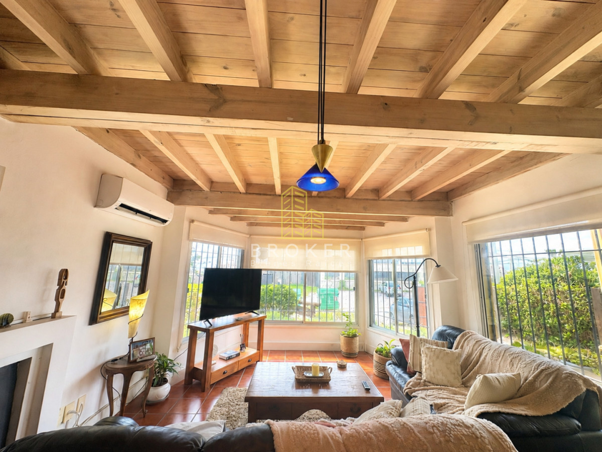 Alquiler de casa de 3 dorm+ servicio en la barra en excelente unbicacion