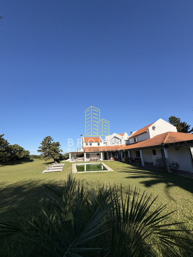 Impresionante casa en frente al mar en Montoya de 4 dorm + servicio