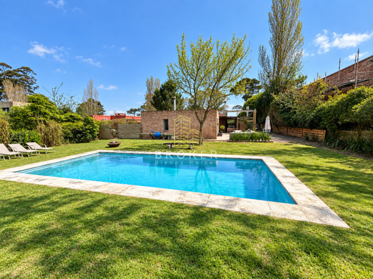 Venta Casa La Abrolada Barrio Privado Punta del Este 4 dormitorios piscina