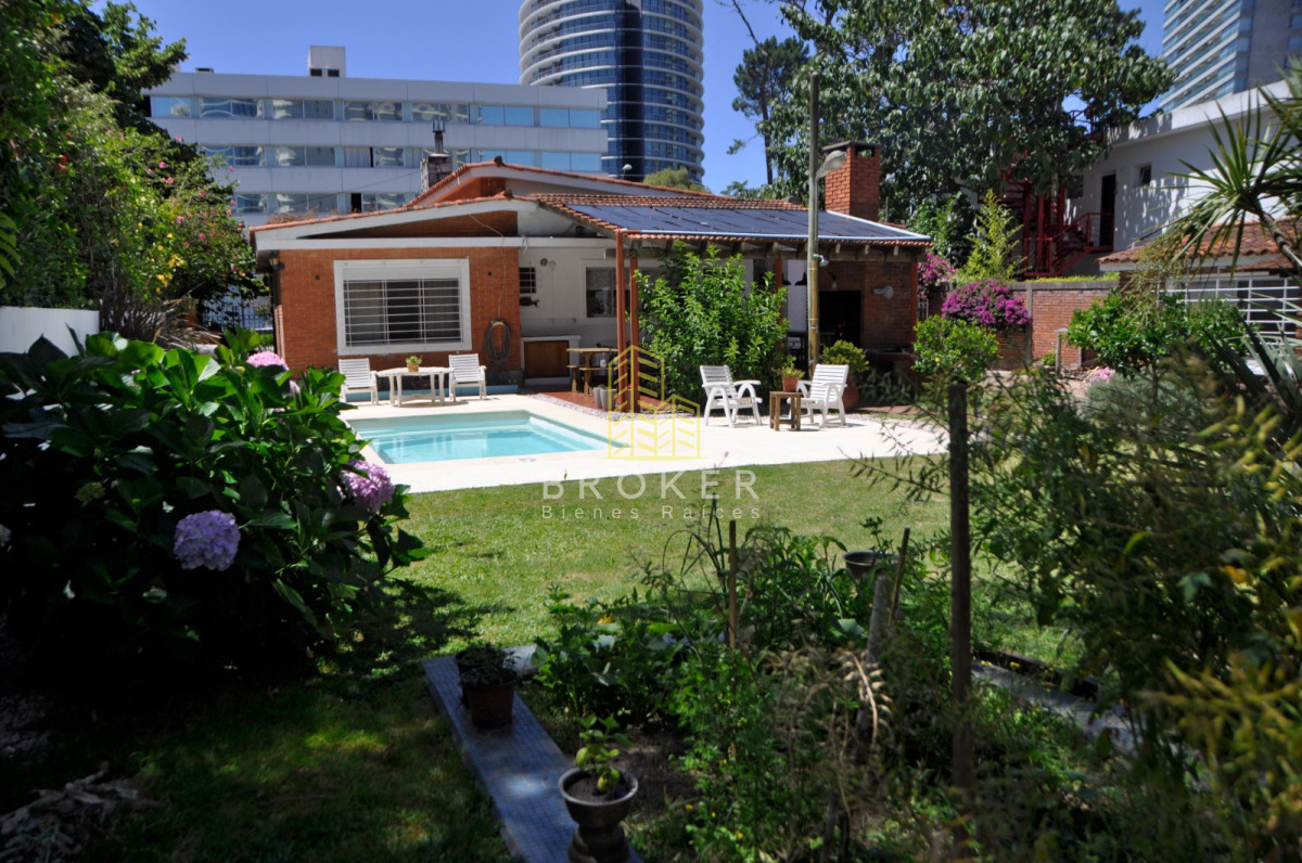 Alquiler de verano en Punta del Este | Ubicación privilegiada, jardín y piscina climatizada