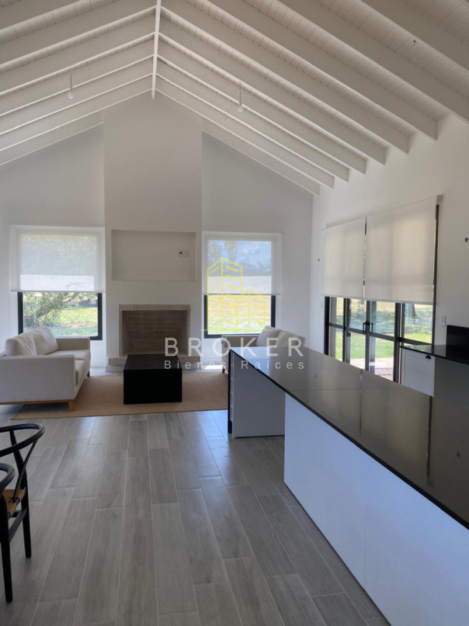 Venta y alquiler anual de casa de 4 dormitorios en barrio privado de la barra