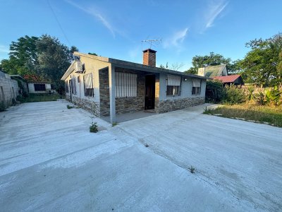Se vende casa con apto en Parque del Plata