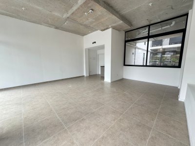 Local comercial sobre Monte Caseros 