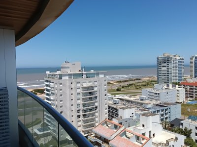 Excelente torre con servicios a 100 mts de Playa Brava