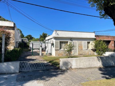 VENTA TERRENO con 2 CASAS PH - MALVIN- 097.094.674