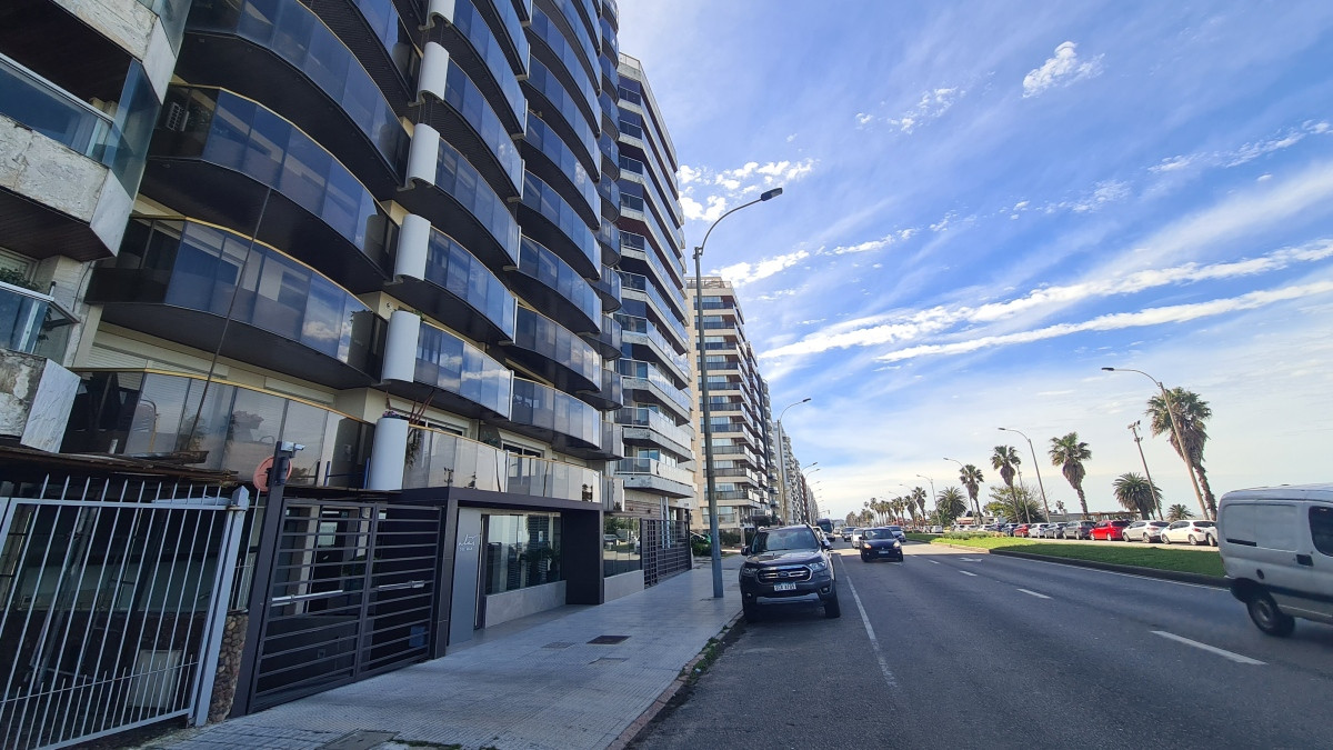 Venta Apartamento 4 Dormitorios Pocitos con Renta