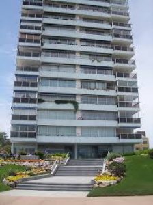 Apartamento en venta Playa Mansa 3 dormitorios