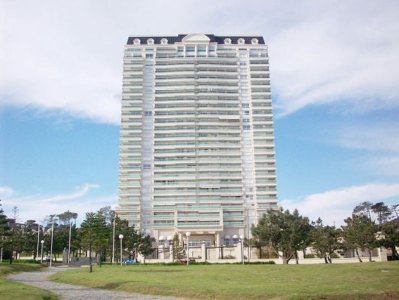 Apartamento en venta Playa Mansa 3 dormitorios