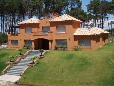 Casa en venta y alquiler temporario Club Laguna Blanca  5 dormitorios