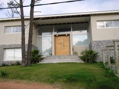 Casa en venta y alquiler temporario Manantiales 4 dormitorios